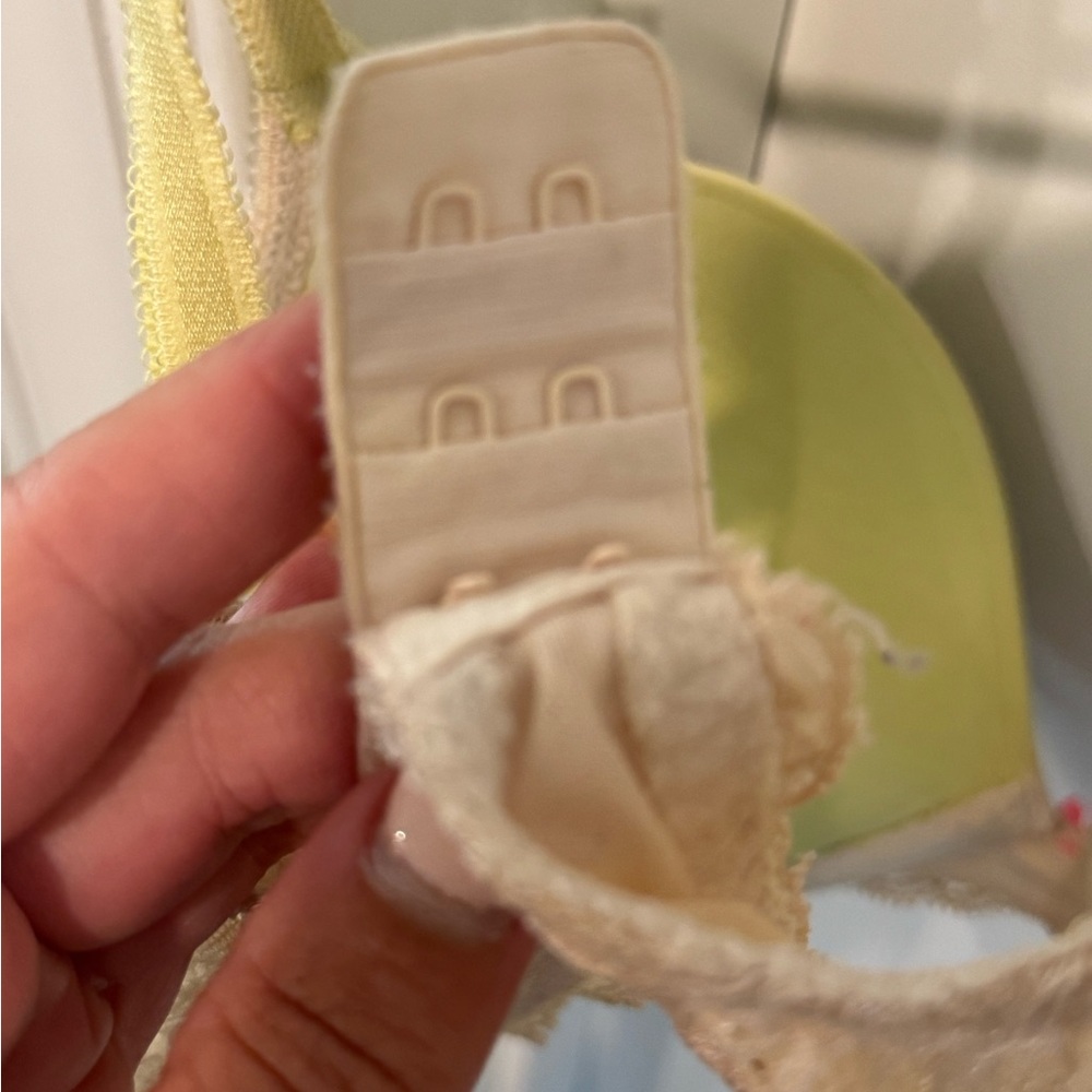 VICTORIA’S SECRET BRAND, Elegant Lace Trimmed Bra in Yellow, Sz (32D) Clothing - Picture 14 of 16